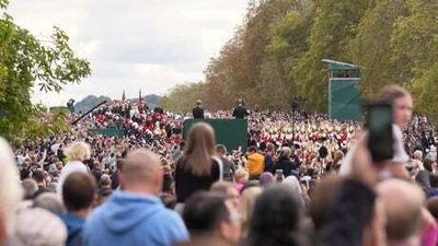 Emotional crowd pays tribute to the Queen in Windsor