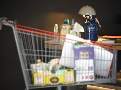 Police reopen locked-down Melbourne street