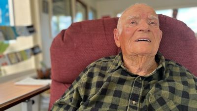 Australia's oldest man, Frank Mawer, dies aged 110 after contracting COVID-19