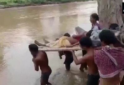 Villagers carry woman to hospital on cot after snake bites her in Chhattisgarh's Mungeli