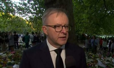 Anthony Albanese lays floral tribute to Queen Elizabeth II before meeting with King Charles