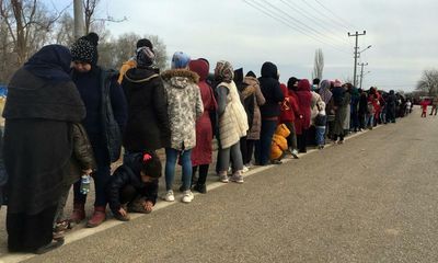 Syrian refugees mass in convoy on Turkish border to walk into Greece