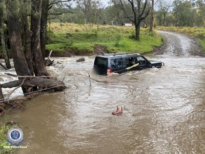 Cop rescues trio from NSW floods with rope
