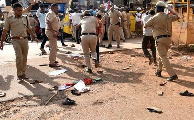 Police forced to use lathi against agitators to clear traffic
