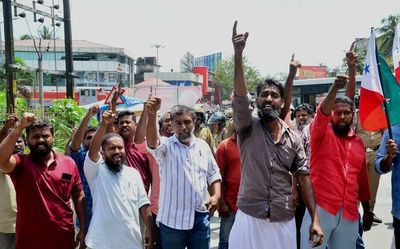 PFI activists block roads in Palakkad, Malappuram