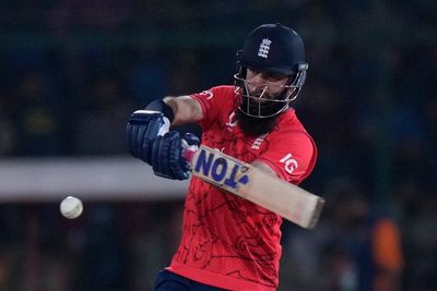 Moeen Ali hits half-century as England leave Pakistan tough chase in second T20