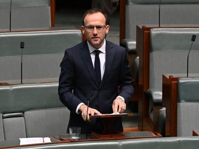 Motion on queen reignites republic debate