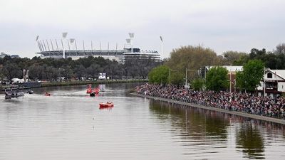 AFL grand final parade sees Cats and Swans take to Yarra River, but not all fans get a view