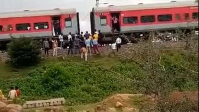 UP: Andhra Pradesh Sampark Kranti express decouples near Babina