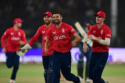 Mark Wood makes blistering return to help England reclaim T20 lead over Pakistan
