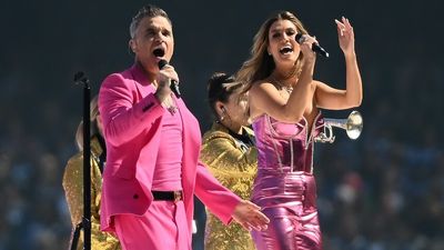 Robbie Williams rocks AFL grand final pre-match entertainment with Delta Goodrem and Shane Warne tribute — but no Kylie Minogue