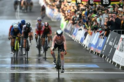 Van Vleuten defies pain 'hell' to win world road race title
