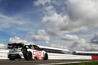 BTCC Silverstone: Butcher claims pole for Toyota by 0.037s