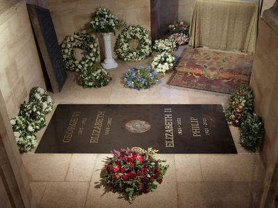 Palace reveals ledger stone at queen's final resting place