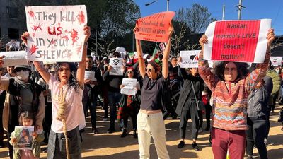 Rallies held in Melbourne, Canberra in support of Iranian protesters, as Tehran vows to 'deal decisively' with demonstrators