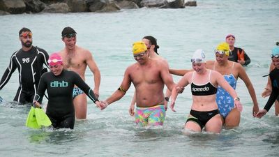 Blind swimmer Jeremy McClure becomes first person to finish Abrolhos to Geraldton journey