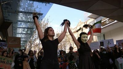 Iranian protests spread to Perth as hundreds turn out to condemn the death of Mahsa Amini