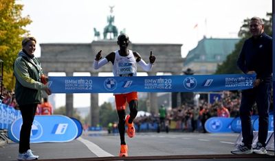 Kenyan Eliud Kipchoge beats world mark at Berlin Marathon