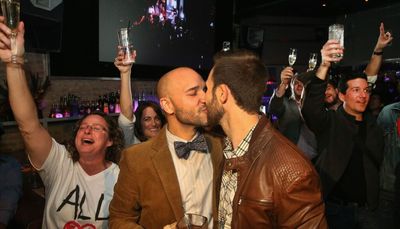 Chicago gay bars get their due