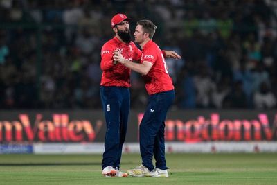 England looking to extend T20 series lead after restricting Pakistan to 166
