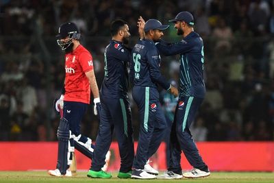 Pakistan level T20 series with England after thrilling finish in Karachi