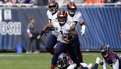 QB Justin Fields stumbles, Bears booed off field at halftime down 14-13 to Texans