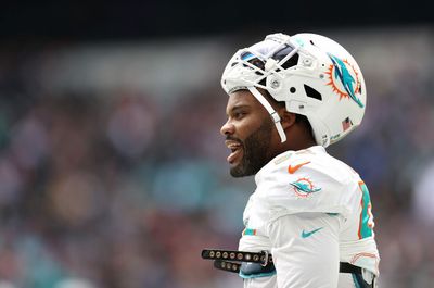 Dolphins LB Elandon Roberts leaves with injury vs. Bills