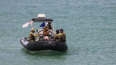 Navy dive team suspends search for suspected WWII bomb in Darwin Harbour