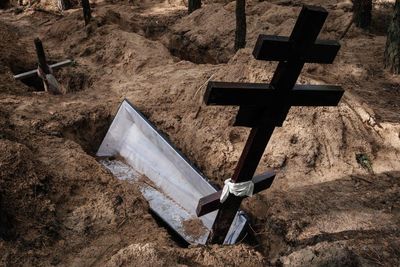 Ukraine news – live: New mass graves found in Izyum after Russian troops flee