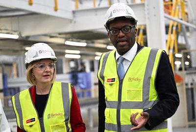 Labour accuses Kwasi Kwarteng of ‘fanning flames’ of falling pound
