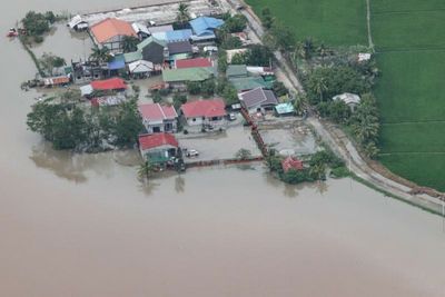 6 people killed in Philippine typhoon