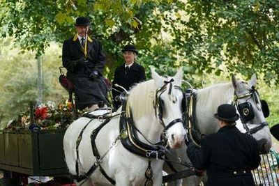 Green Park: Shire horses transport flowers left for Queen in ‘fitting’ final tribute
