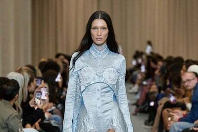 Naomi! Irina! Bella! Big names walk in a beach-themed Burberry SS23 show