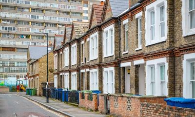 Nearly 300 UK mortgage deals pulled in a day as pound’s fall heralds rate rise