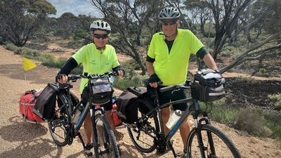 New Zealand retirees cycling their way across Australia, again