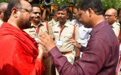 Trouble breaks out at Kanaka Durga temple as police prevent movement of priests