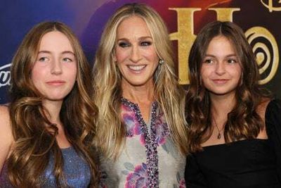 Sarah Jessica Parker joined by rarely-seen twin daughters at Hocus Pocus 2 premiere