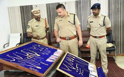 Andhra Pradesh: Kurnool police recover 660 grams of gold, one iPhone