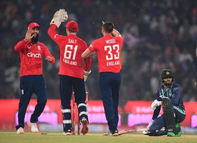 Mark Wood stars as England restrict Pakistan in fifth T20 encounter