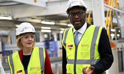 Tory MPs tell Truss: sack Kwarteng or face mutiny