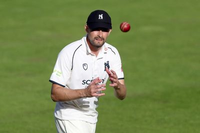 Hampshire leave Warwickshire facing relegation as Yorkshire nervously watch on