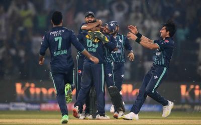 Pakistan holds nerve to edge out England in 5th T20, takes 3-2 lead in series