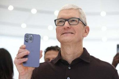 Apple loses nearly $100bn in value after iPhone production curb