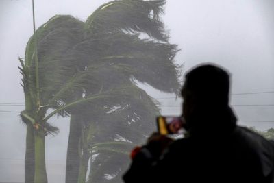 Hurricane Ian pounds Florida, leaves millions in dark