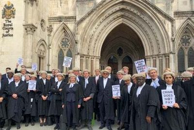 Criminal barristers offered £54m deal on Legal Aid as government seeks to end strike