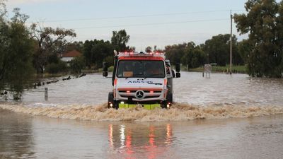 NSW floods: Wee Waa residents rally together as floods leave community isolated once again