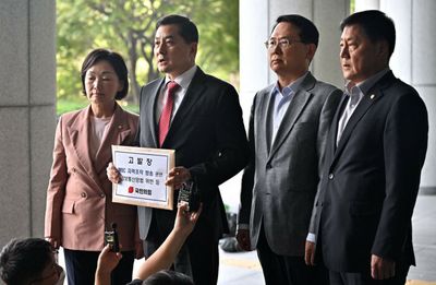 Korea abuzz over president’s hot-mic moment