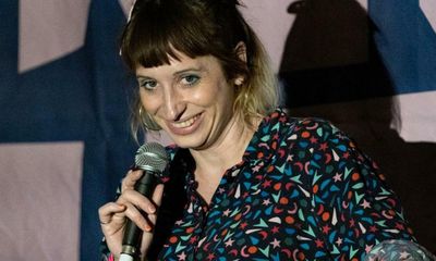 Isy Suttie review – charming comic on a wild childhood chase