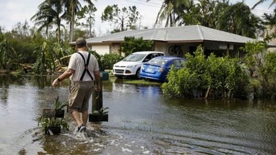 Florida begins recovery efforts as Hurricane Ian moves through state