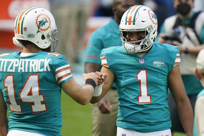 WATCH: Ryan Fitzpatrick serenades Tua Tagovailoa with ukulele